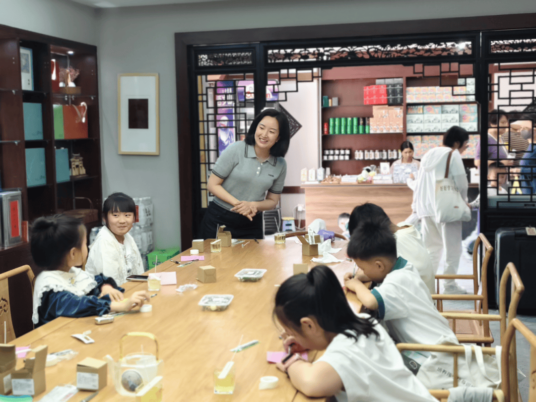博举办“以香传情·手作感恩”母亲节主题社教活动CQ9电子平台网站以传统工艺致敬母爱——中徽(图2)